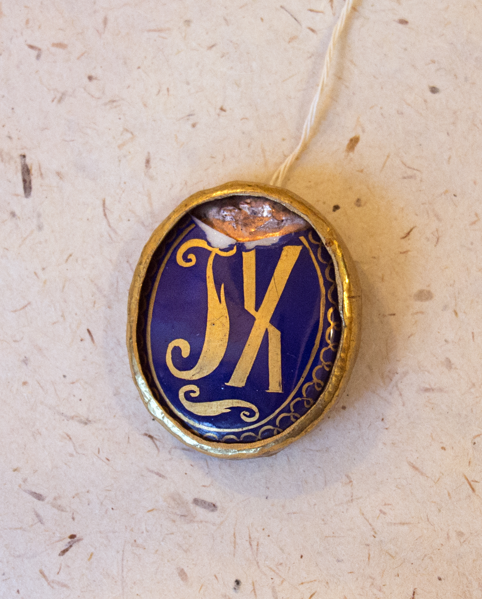 Пластинка синяя с буквами в металлической оправе