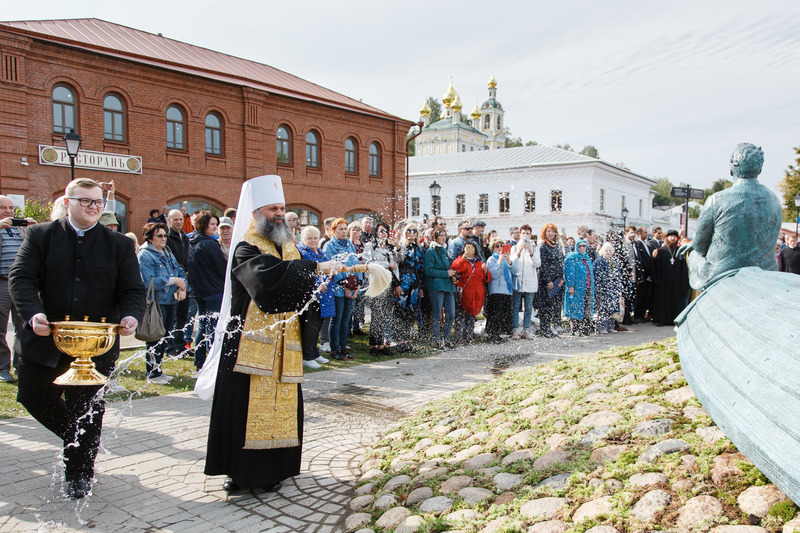 Памятник Федору Шаляпину установлен в Плесе на Набережной