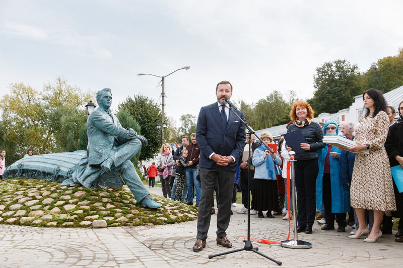 Памятник Федору Шаляпину установлен в Плесе на Набережной