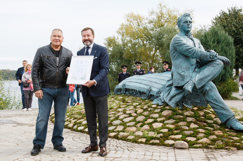Памятник Федору Шаляпину установлен в Плесе на Набережной