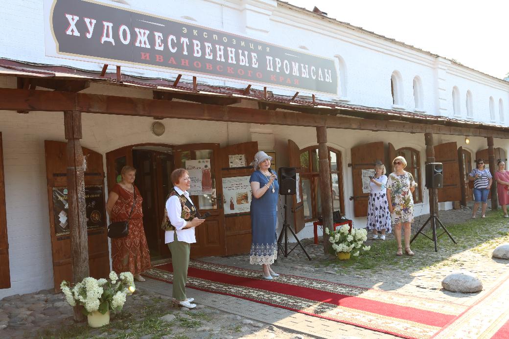 Выставка Галины Красновой «И нити красотой слились»