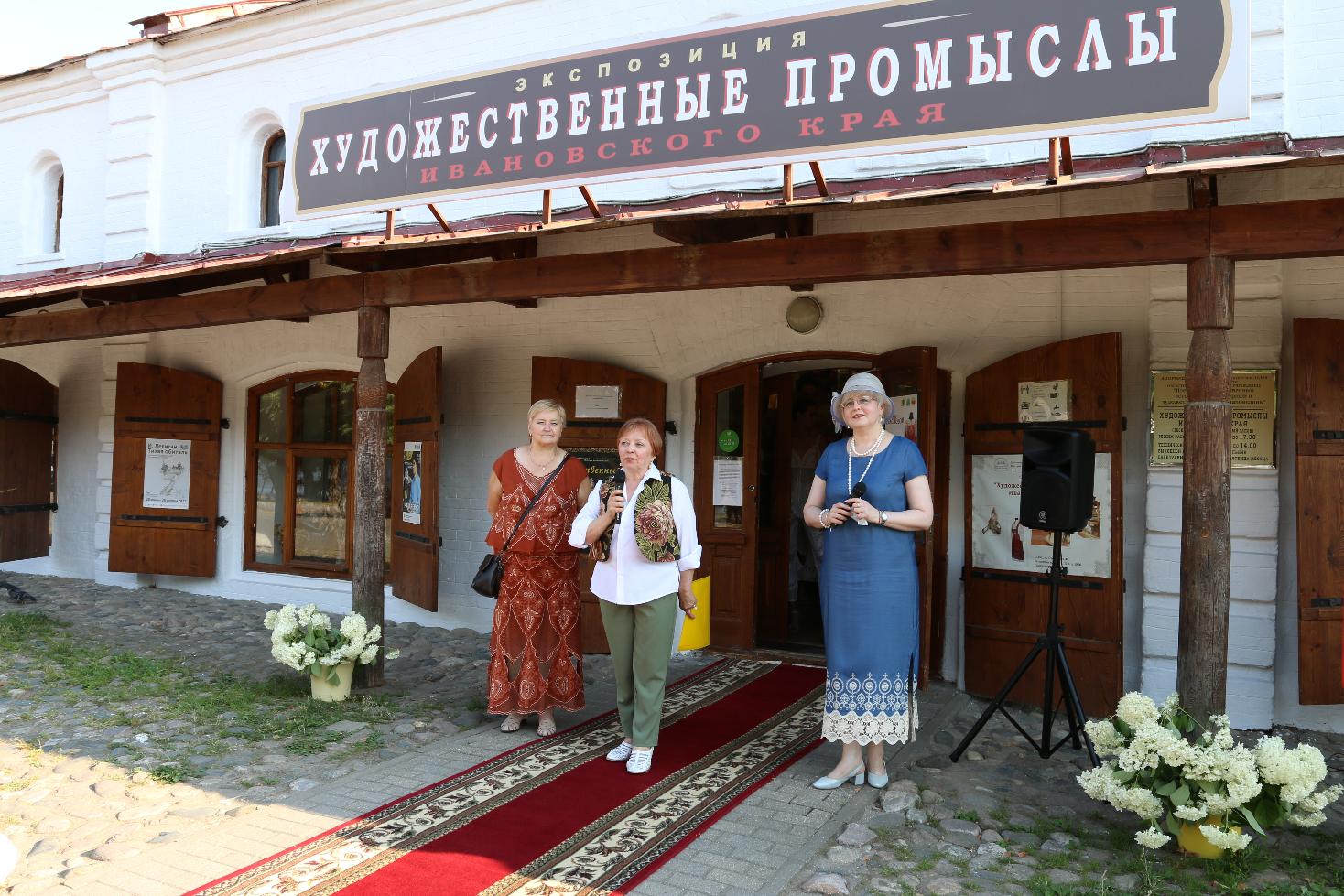 Выставка Галины Красновой «И нити красотой слились»
