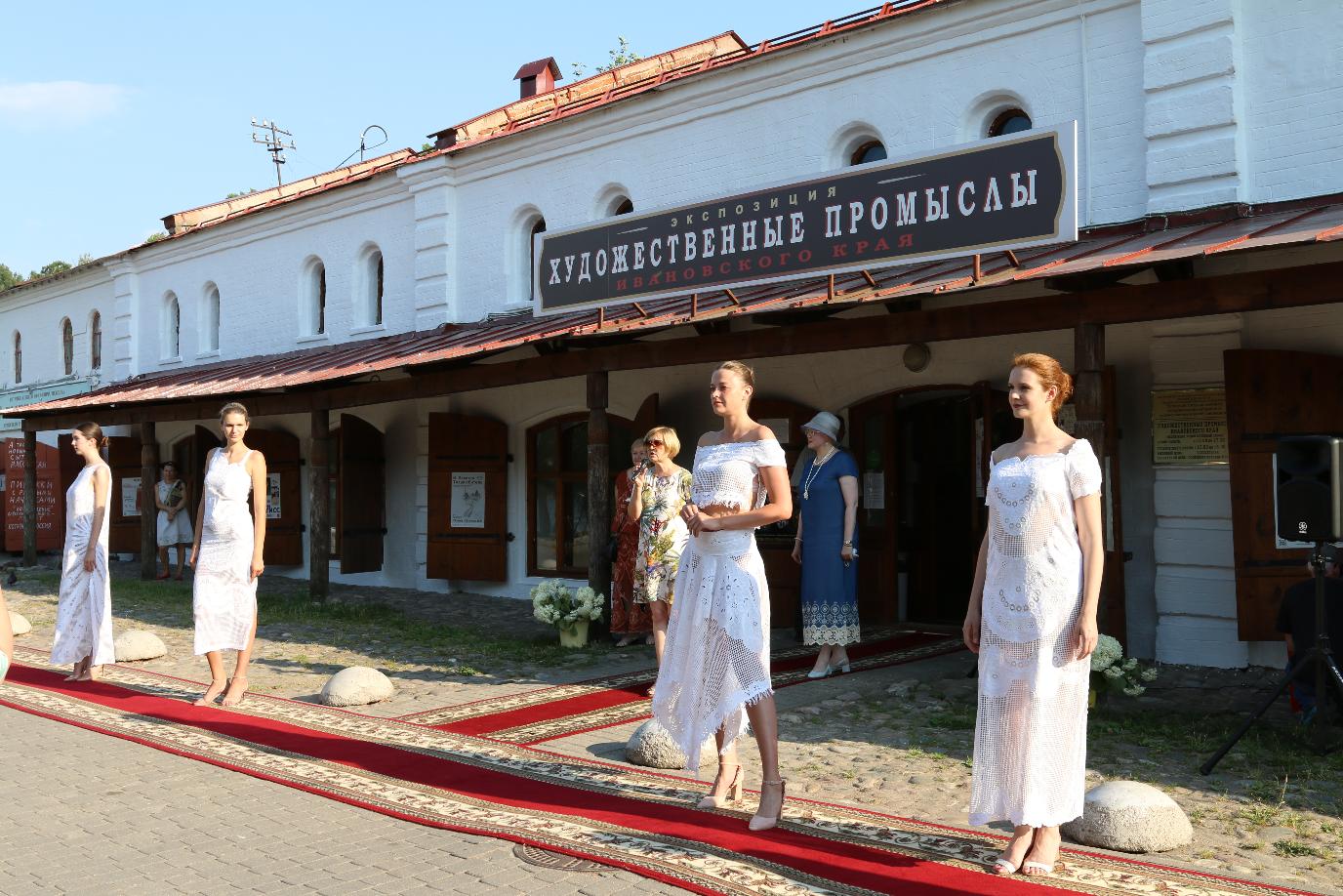 Выставка Галины Красновой «И нити красотой слились»
