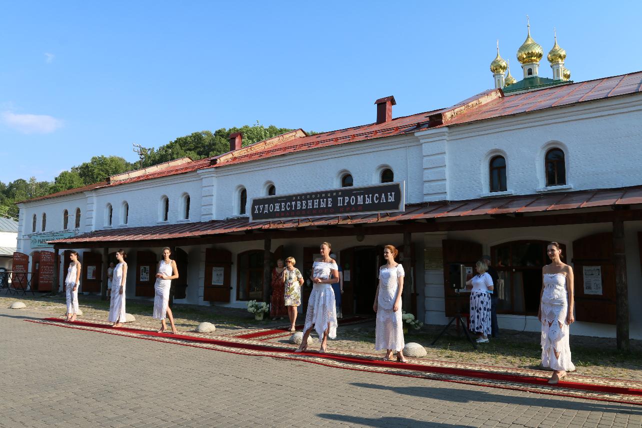 Выставка Галины Красновой «И нити красотой слились»