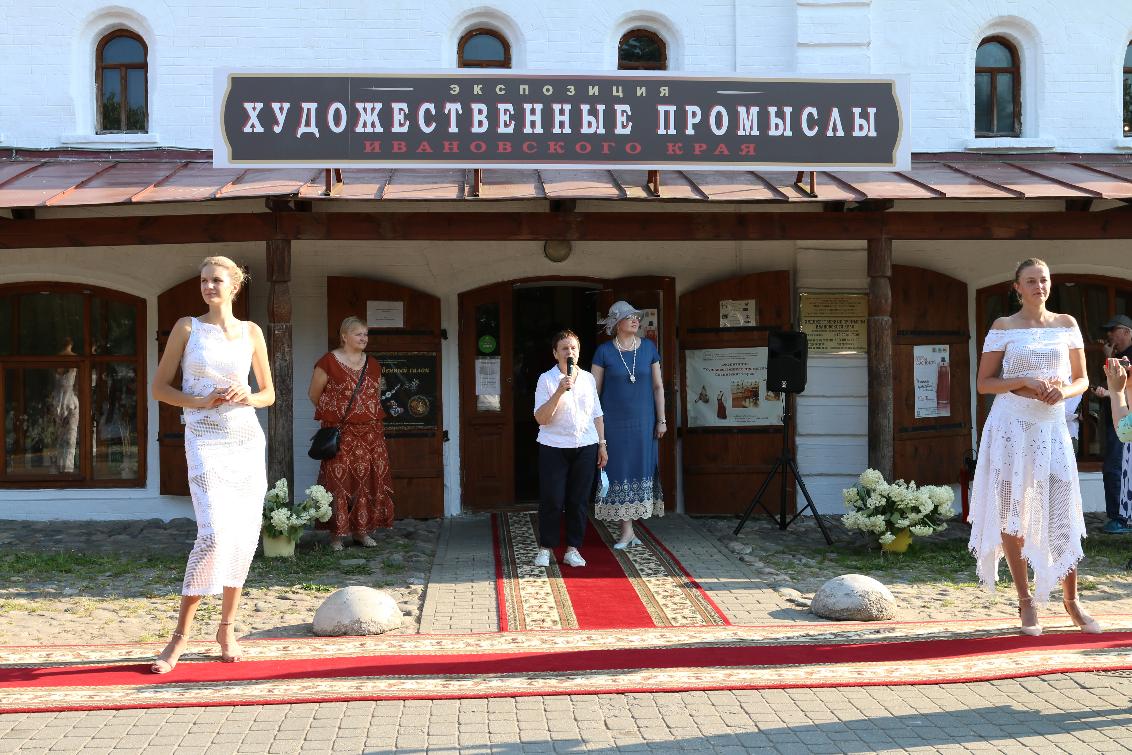 Выставка Галины Красновой «И нити красотой слились»