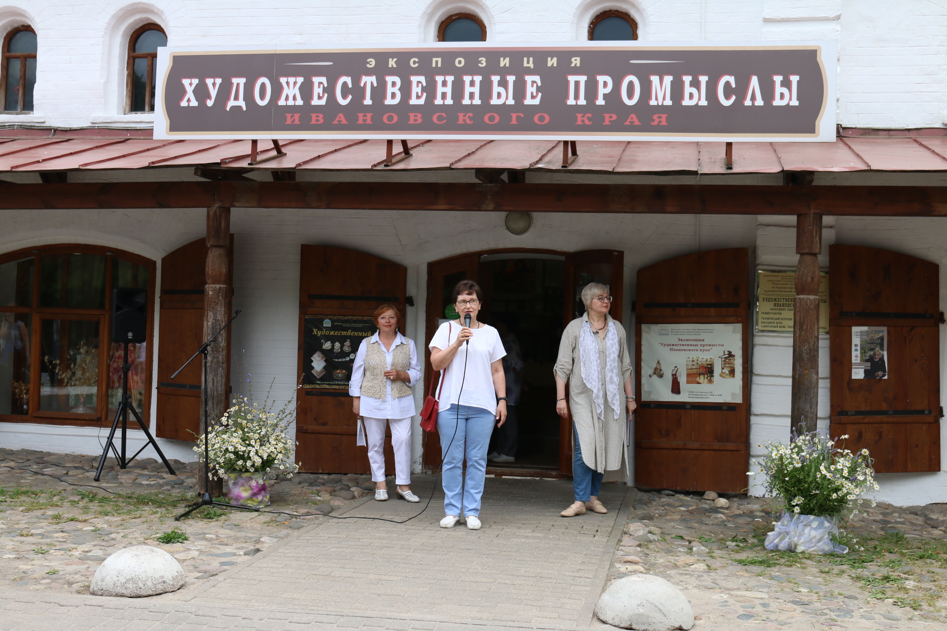 Сплелись волшебные узоры. Традиции строчевышивального промысла